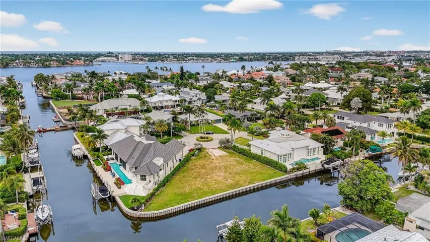1693 Bonita Ct, Naples, Florida 34102