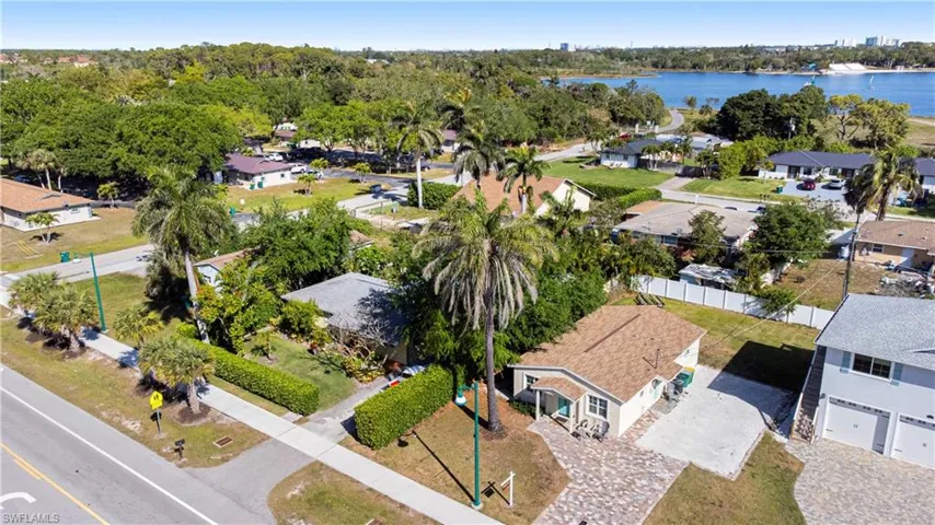3553  Thomasson  DR, Naples, FL 34112