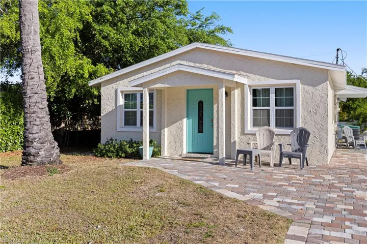 3553  Thomasson  DR, Naples, FL 34112