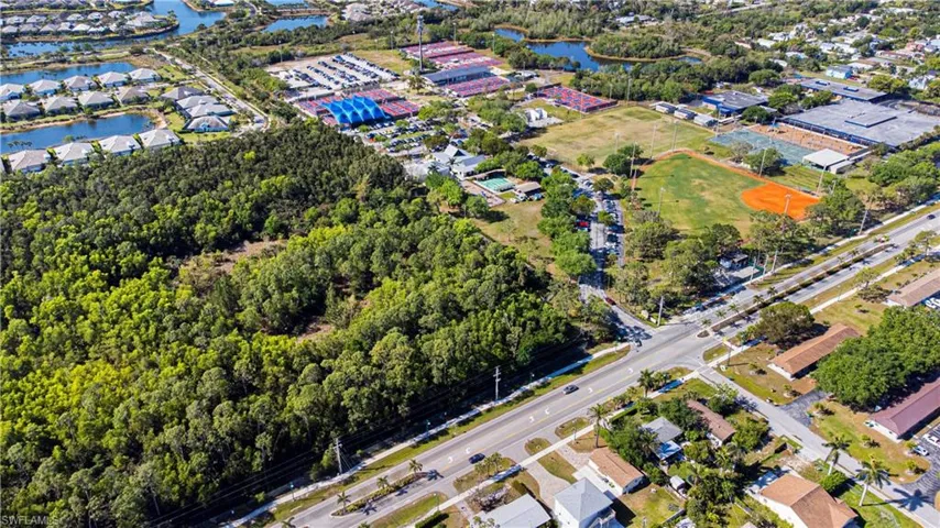 3553  Thomasson  DR, Naples, FL 34112