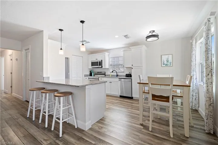 3553  Thomasson  DR, Naples, FL 34112