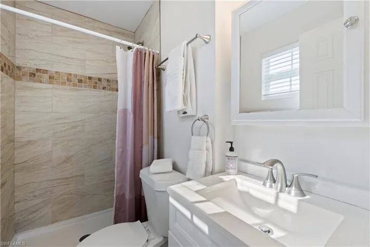 3553  Thomasson  DR, Naples, FL 34112
