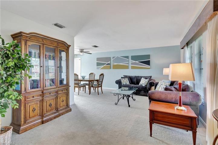 Large Living Room/Dining Room!