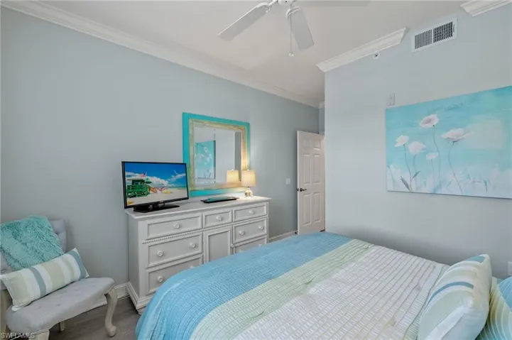 Guest bedroom.