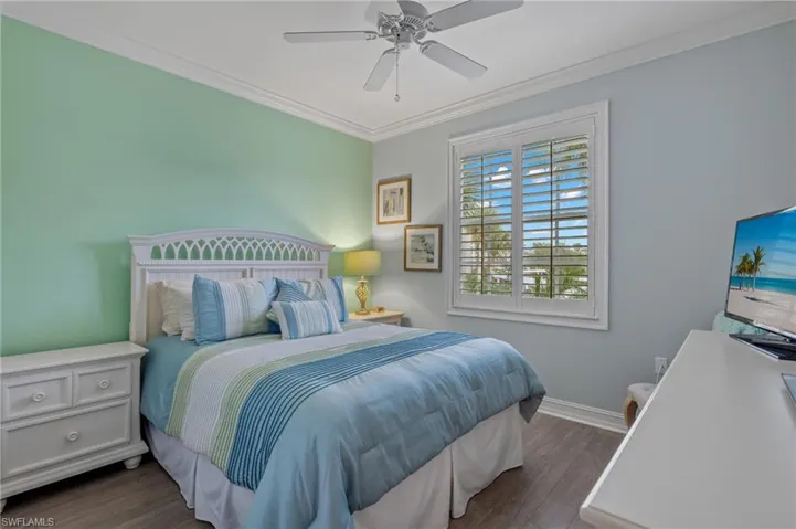 Guest bedroom.
