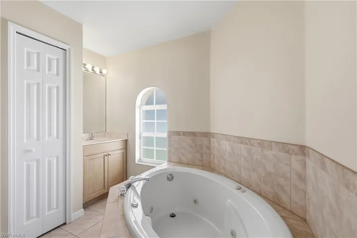 Jetted tub