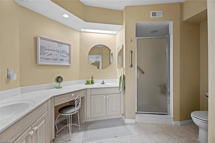 Master en-suite bath