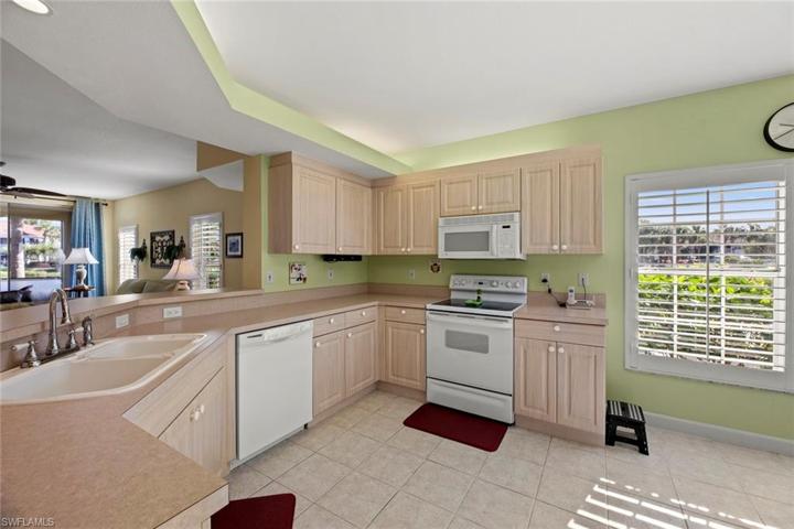 Kitchen w/plenty of counter space