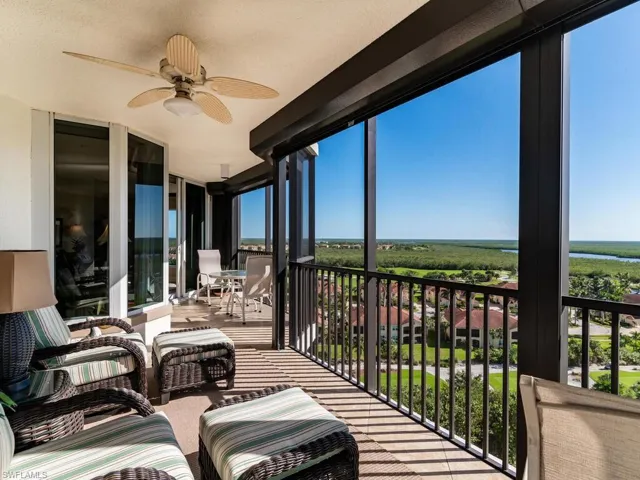 Sunroom / solarium with ceiling fan
