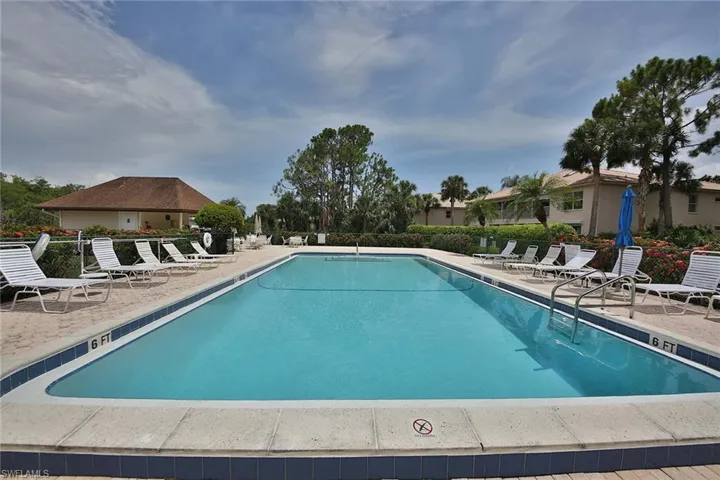526 Lake Louise Cir 4-403, Naples, Florida 34110