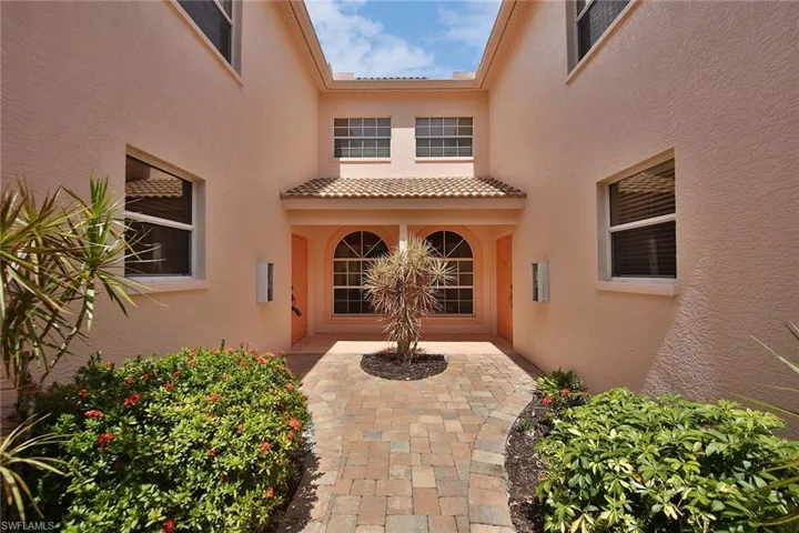 526 Lake Louise Cir 4-403, Naples, Florida 34110