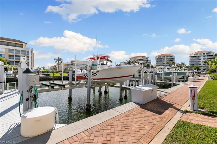 Direct access, quick boating out, south end of Marco
