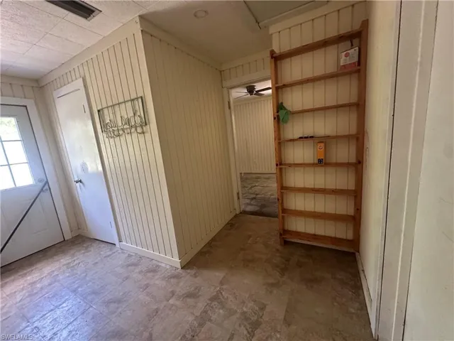 Laundry/ Side entrance