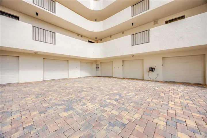 15  Bluebill  AVE, Naples, FL 34108