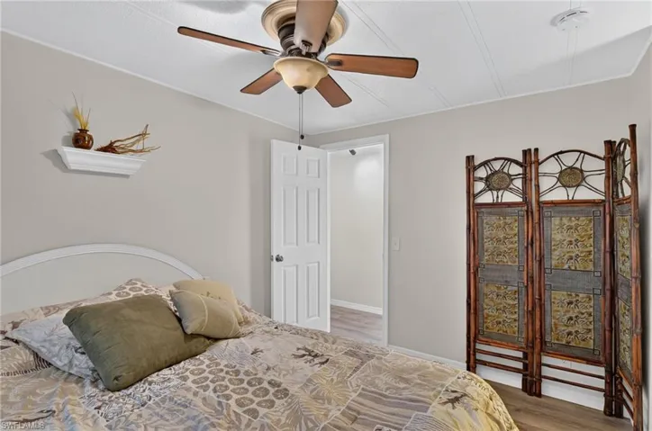Ceiling fan with integrated lighting