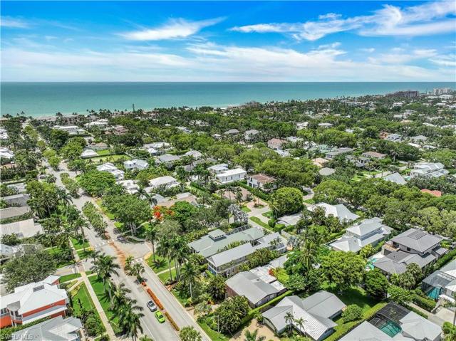 5 blocks to Gulf of Mexico & Naples popular beaches! Note median parking up to 14 extra spaces!!