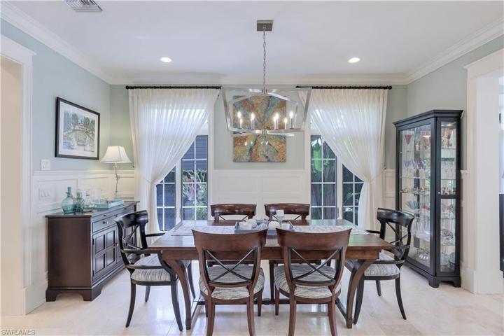 Open, spacious dining area w/ large windows!