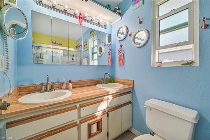 1307 NE 9th PL, CAPE CORAL FL 33909