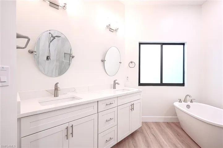 Master bath with dual sinks