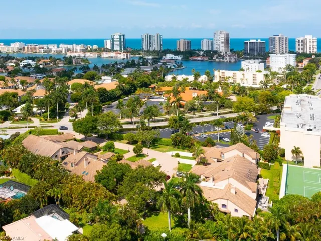 Stroll to Venetian Village shops and restaurants on Venetian Bay or a few more minutes to the private beach at Park Shore.