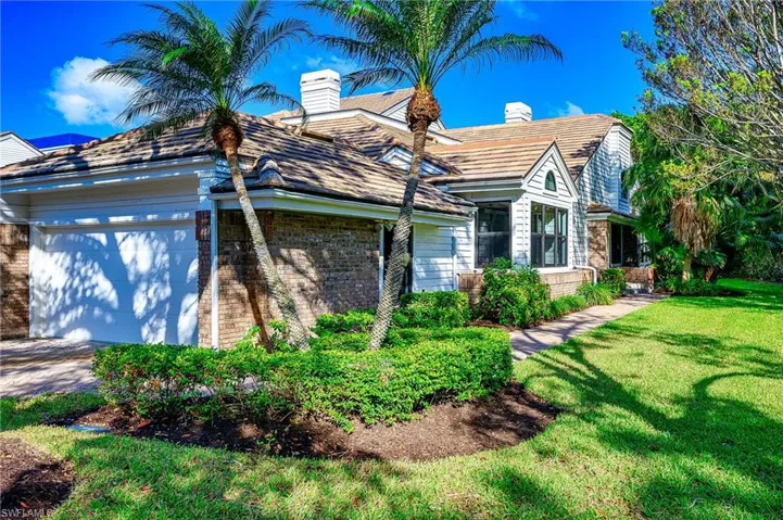 View of front facade featuring a garage and a front yard