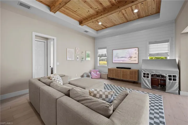 335  Cypress W WAY, Naples, FL 34110