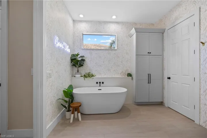 335  Cypress W WAY, Naples, FL 34110