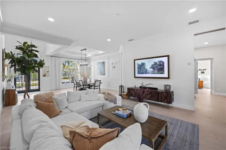 335  Cypress W WAY, Naples, FL 34110