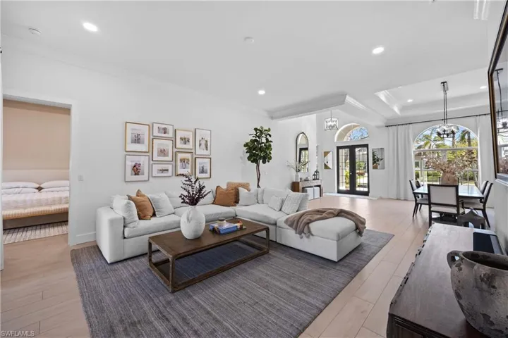 335  Cypress W WAY, Naples, FL 34110