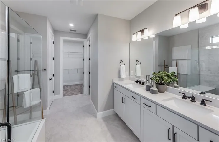 Interior photos are of a staged model home. Illustration purposes only. Options may vary.