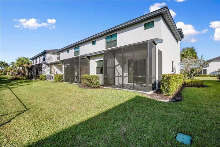End Unit, corner lot