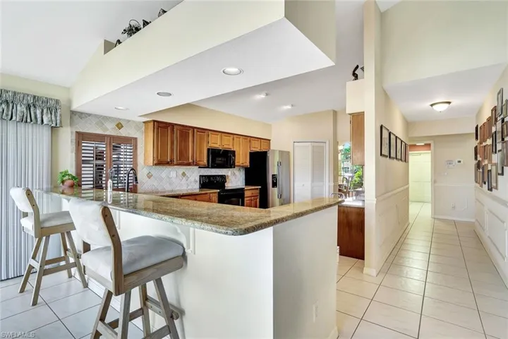 Kitchen with breakfast bar