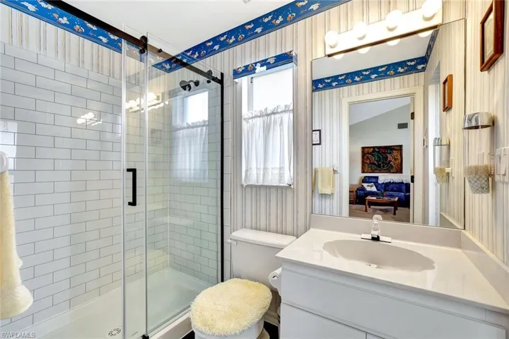 Guest bath 2 with access to the pool