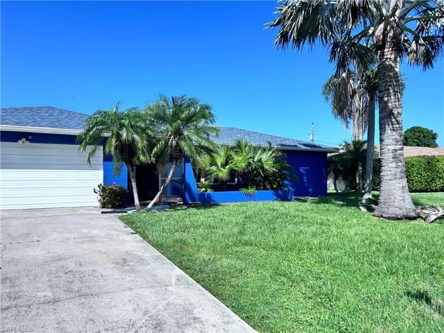 View of front of home featuring a front lawn