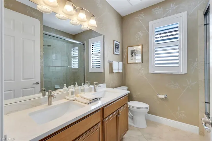 Guest Bathroom between both bedrooms