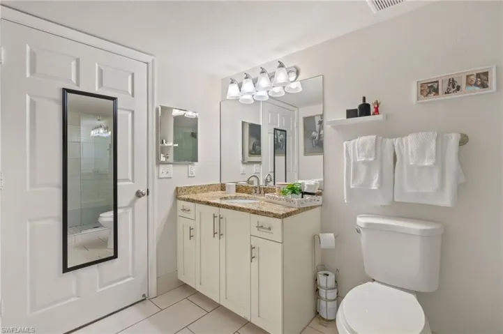 Guest / en suite bathroom