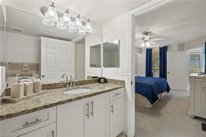 Master bathroom w/ soaking tub and shower