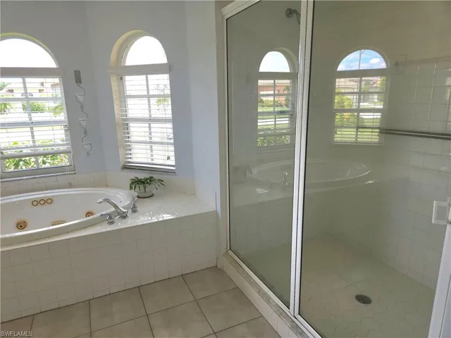 Large shower with room for 2!