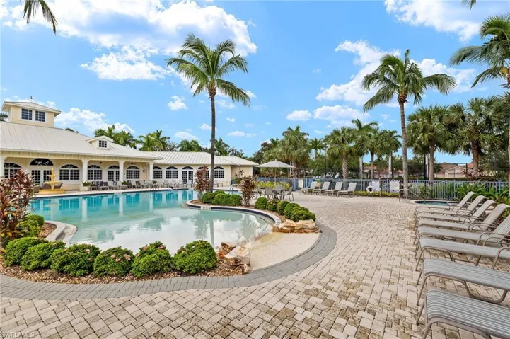 Community Walk-in pool and hot-tub