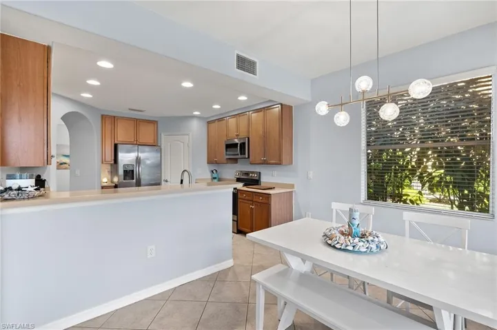 Kitchen w/breakfast bar
