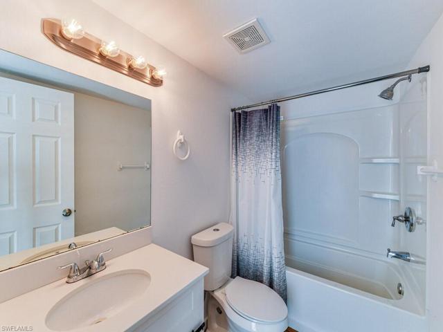 Main bathroom with tub/shower
