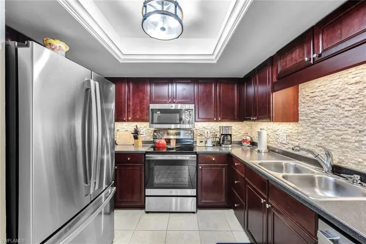 Lovely kitchen with stainless steel appliances, ample cabinet space and quartz counter tops.