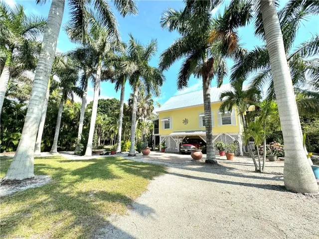 2732  Weeks  AVE, Naples, FL 34112