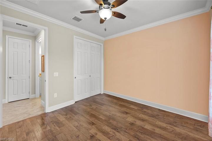 Front guest bedroom w/hall access to guest bath