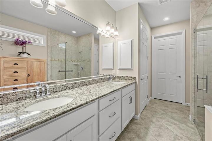 Master en-suite bath, private water closet behind door on left