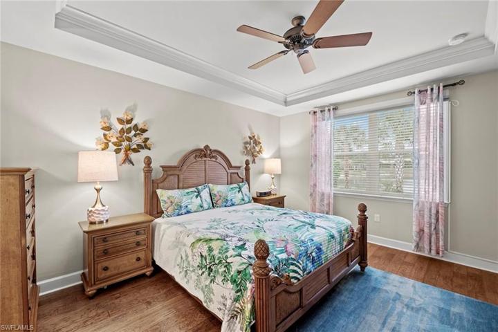 Master bedroom w/tray ceiling w/crown molding
