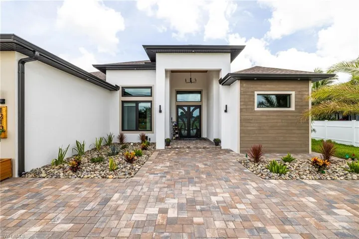 Inviting Large Entryway. NO FLOOD ZONE!