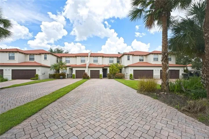 7631 Bristol Cir, Naples, Florida 34120