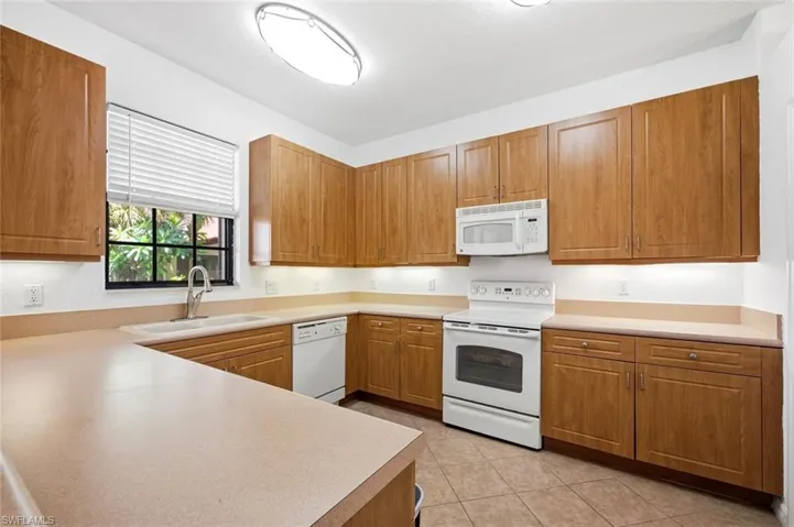 7631 Bristol Cir, Naples, Florida 34120