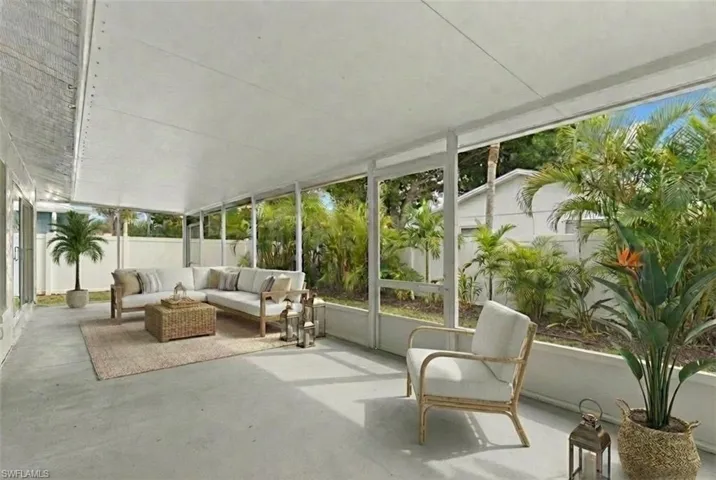 Lanai/ covered screened patio virtually staged
